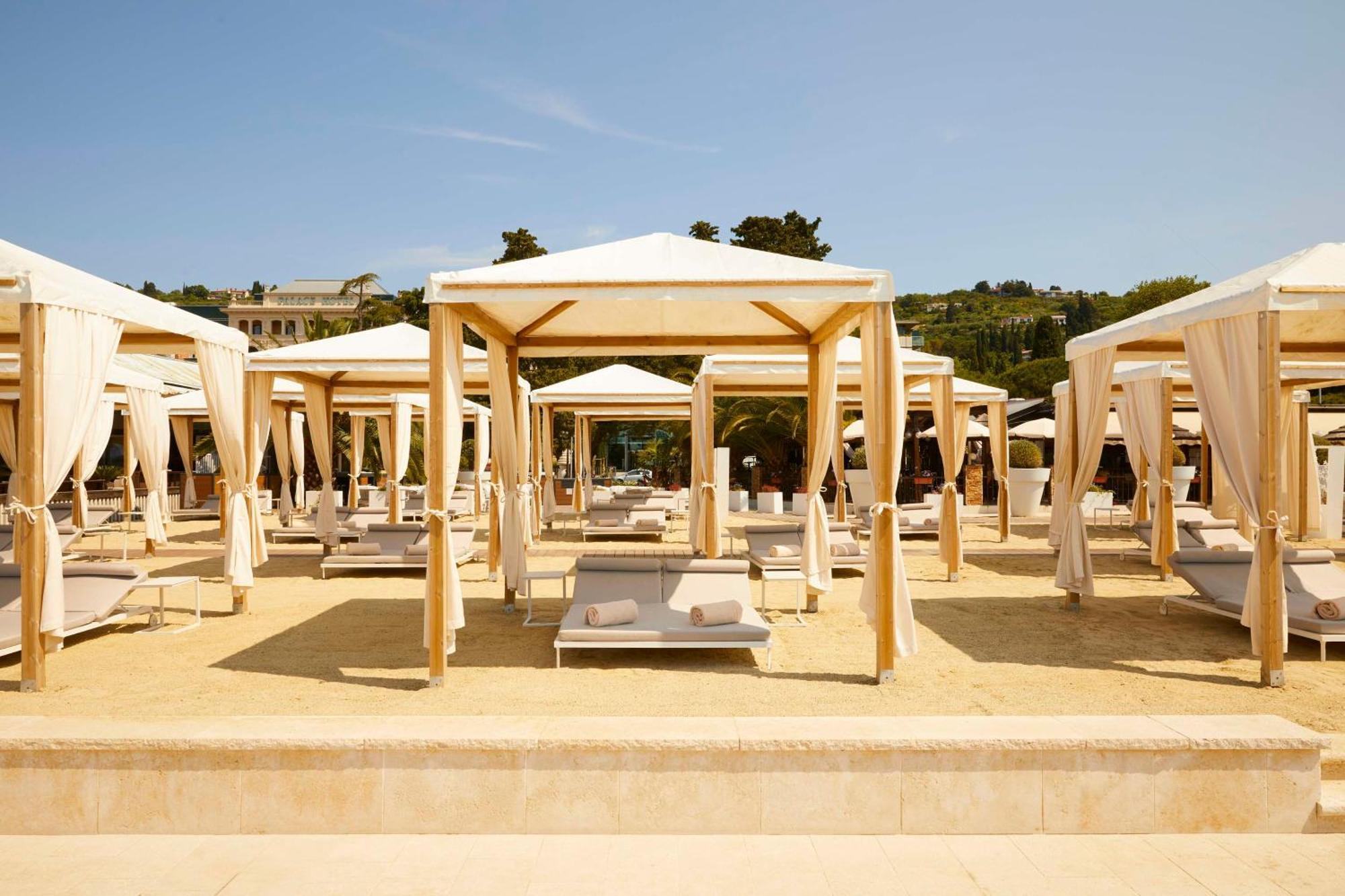 Hotel Kempinski Palace Portorož Dış mekan fotoğraf Beach at the Hotel