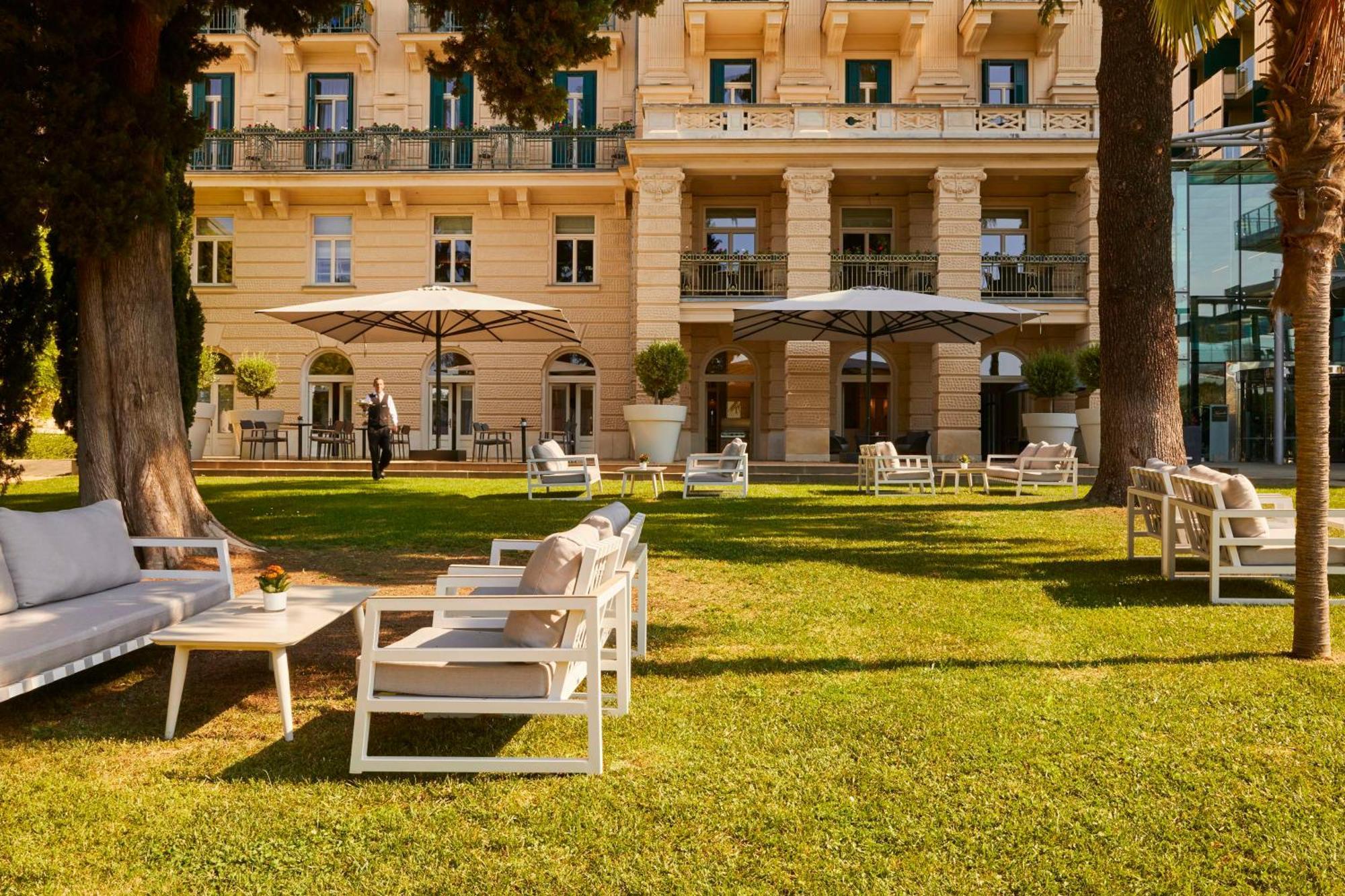 Hotel Kempinski Palace Portorož Dış mekan fotoğraf The hotel's garden